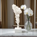 Statue 'Cream Face Lady'