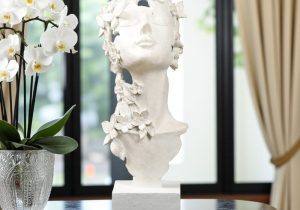 Statue 'Cream Face Lady'