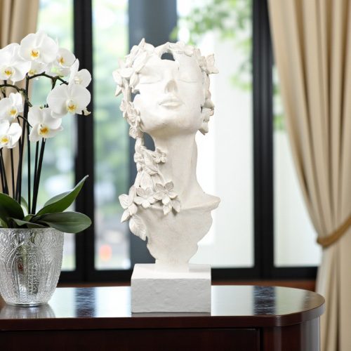 Statue 'Cream Face Lady'